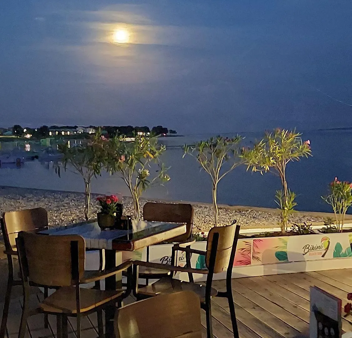 Moderne Ferienwohnung Mit Balkon, Bbq, Wlan, Klima Apartman